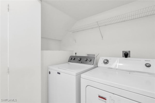 washroom featuring washing machine and clothes dryer