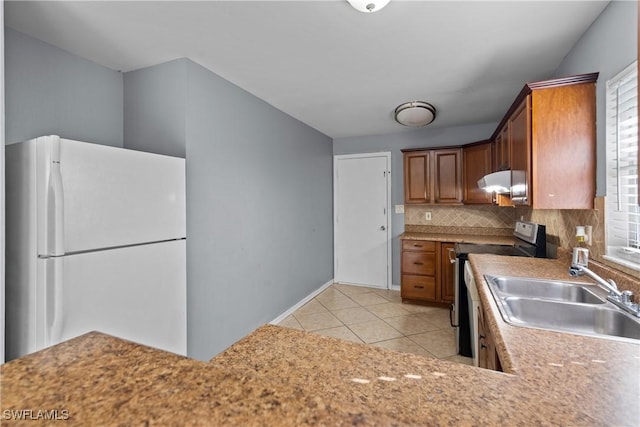 kitchen featuring backsplash, sink, electric stove, white fridge, and light tile patterned flooring