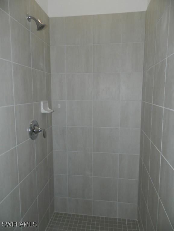 bathroom featuring a tile shower