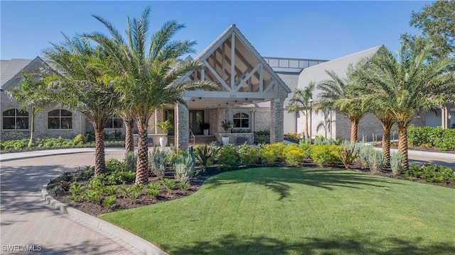 view of front of property featuring a front yard