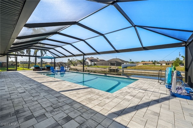 view of swimming pool with a hot tub, a lanai, and a patio area