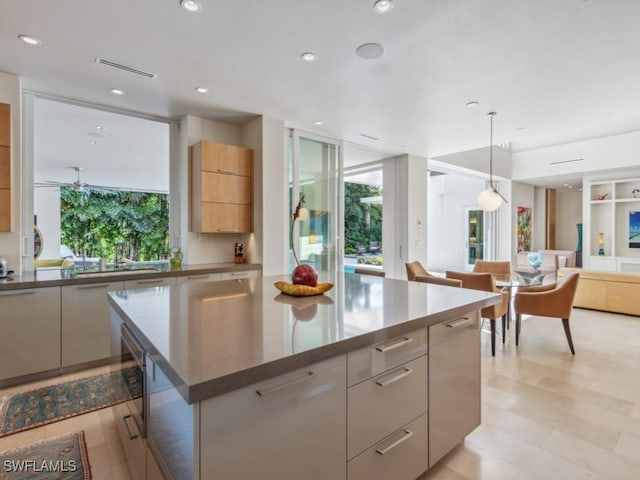 kitchen with open floor plan, modern cabinets, visible vents, and plenty of natural light