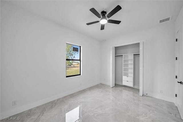 unfurnished bedroom featuring ceiling fan and a closet