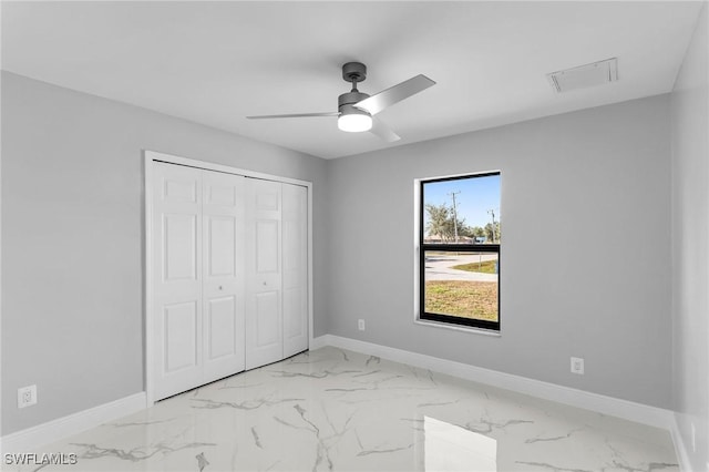 unfurnished bedroom featuring ceiling fan and a closet