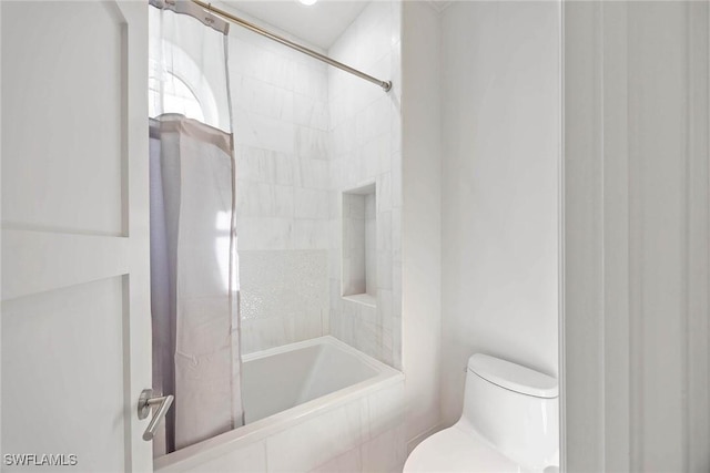 bathroom featuring toilet and shower / tub combo