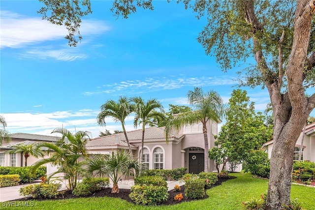 view of front of house with a front yard