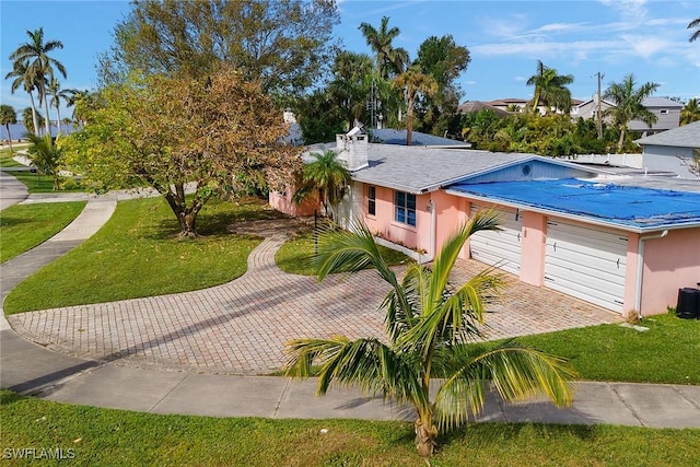 view of front of home featuring a front lawn