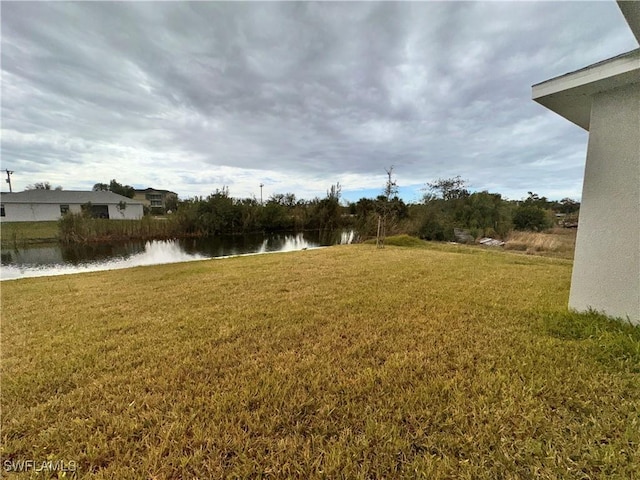 view of yard featuring a water view