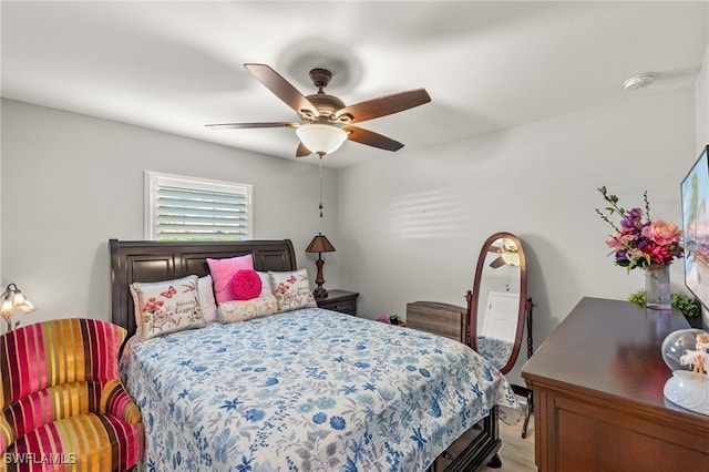 bedroom with ceiling fan