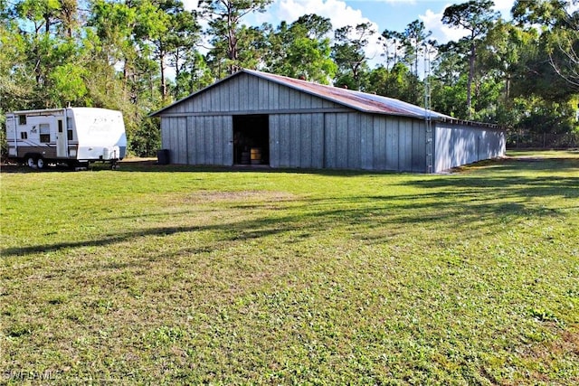 view of yard with an outdoor structure