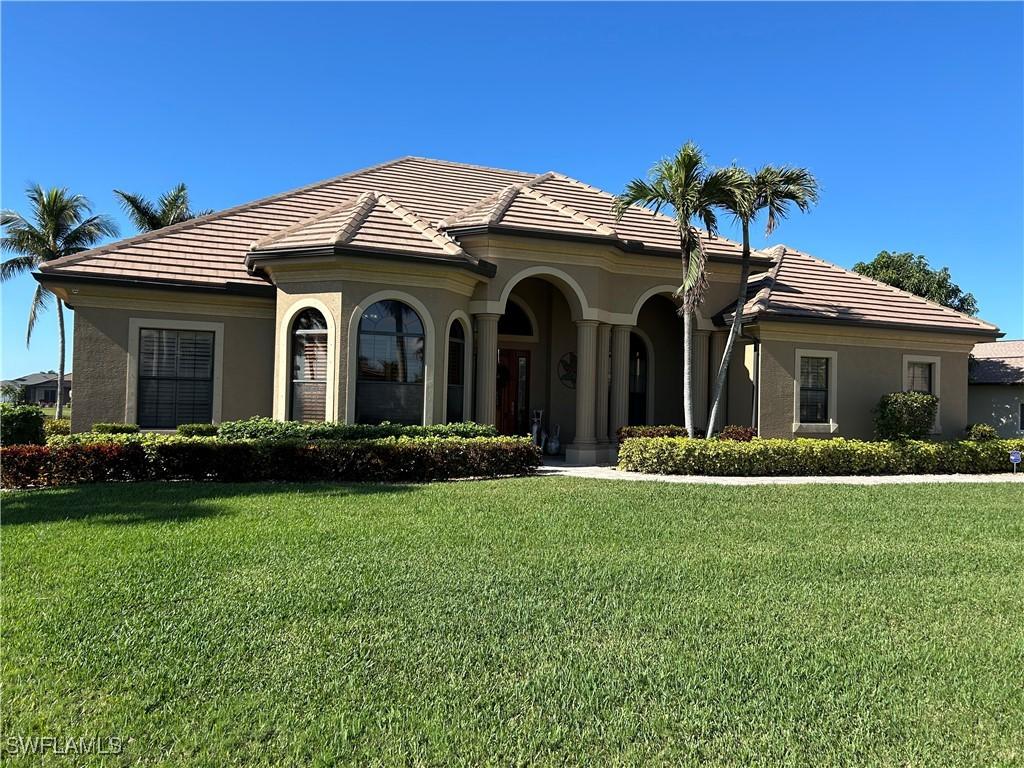 view of front of property with a front lawn