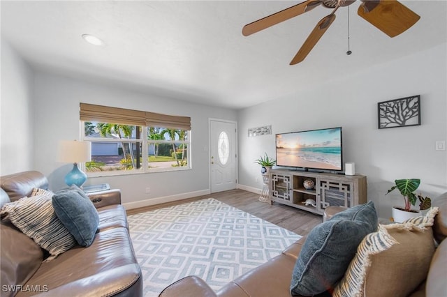 living room with light wood-style floors, recessed lighting, ceiling fan, and baseboards