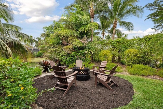 view of yard featuring a fire pit