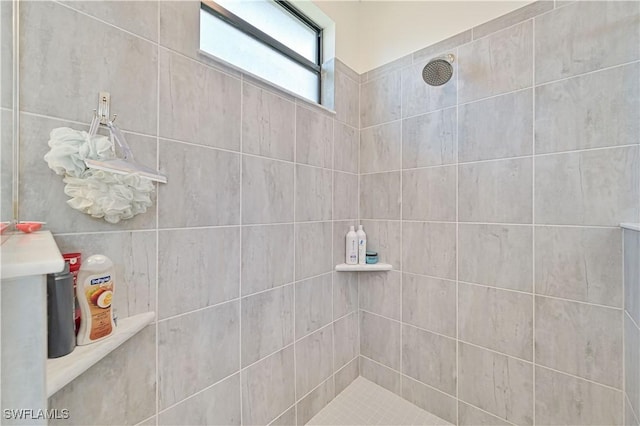 bathroom featuring a tile shower