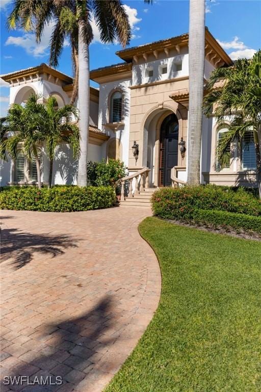 view of front of property with a front yard