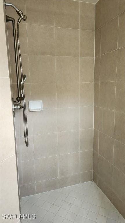 bathroom featuring a tile shower