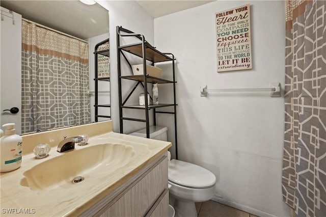 bathroom featuring a shower with shower curtain, vanity, and toilet