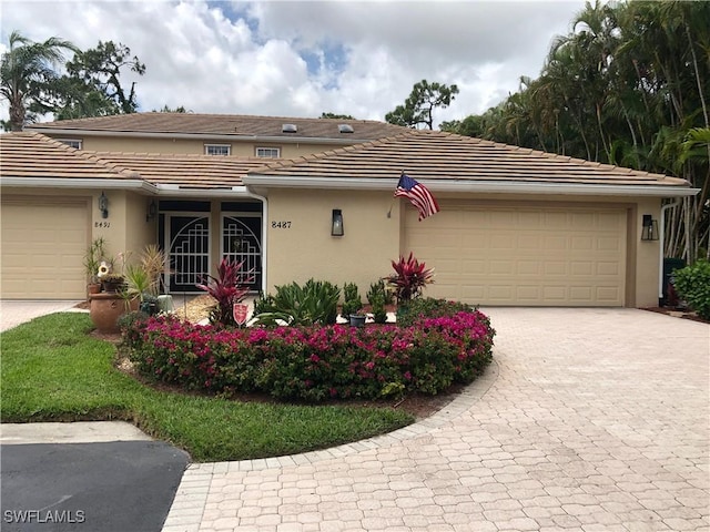 view of front facade featuring a garage