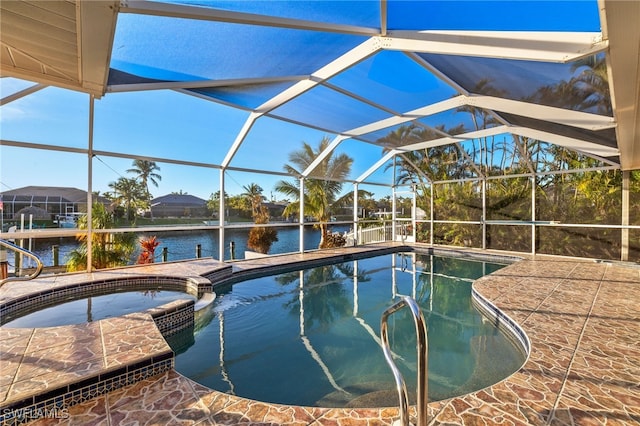 view of pool featuring an in ground hot tub, a water view, and a lanai