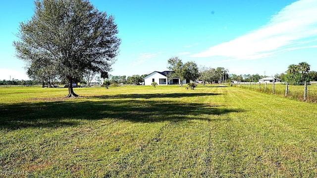 view of yard featuring a rural view