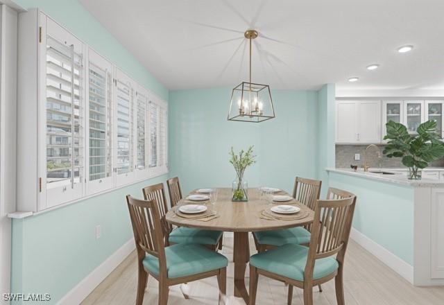 dining space featuring recessed lighting, light wood-style flooring, and baseboards