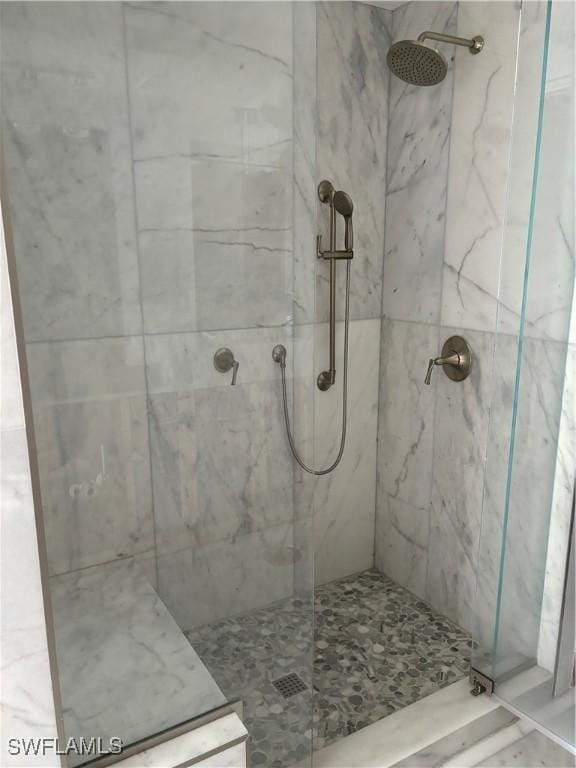 bathroom featuring a tile shower