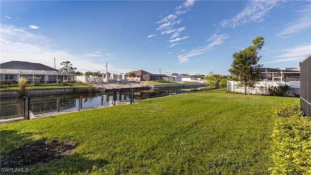 view of yard featuring a water view