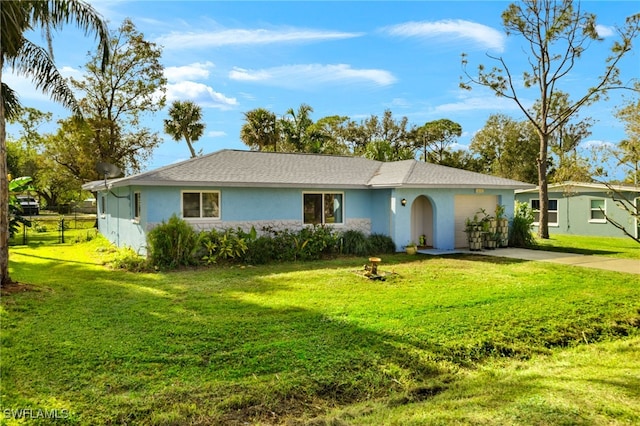 ranch-style home featuring a front lawn