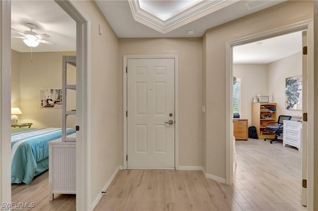 entryway featuring ceiling fan, light wood-type flooring, and crown molding