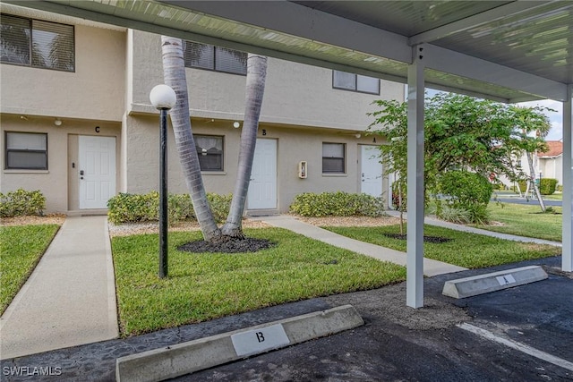 view of front of house featuring a front lawn