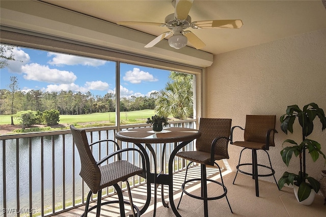 sunroom with ceiling fan