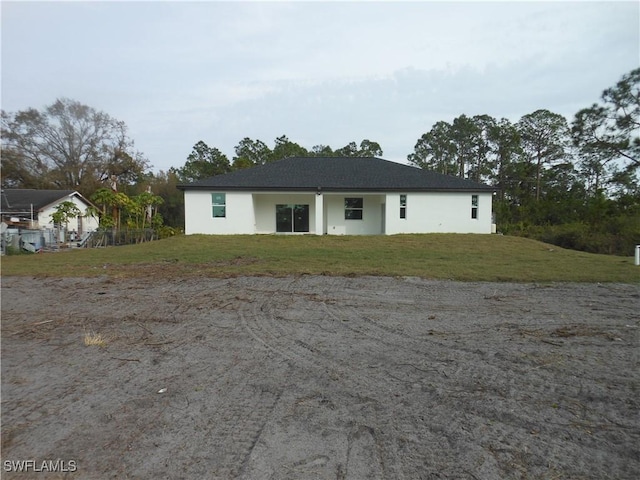 view of front of property with a front yard