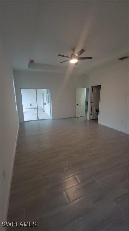 unfurnished room with dark wood-type flooring and ceiling fan