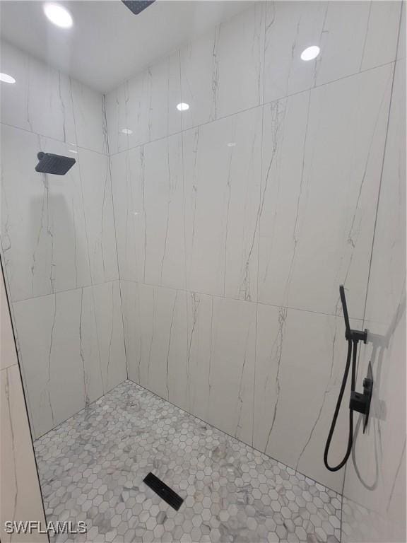 bathroom featuring tiled shower