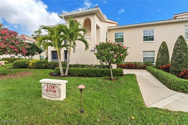 view of front of property featuring a front lawn