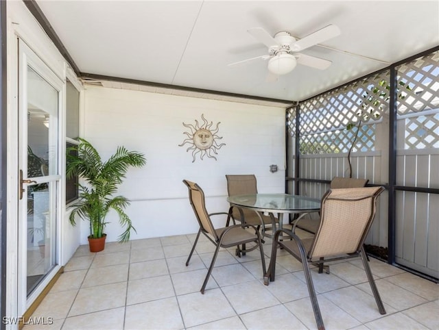 sunroom with ceiling fan