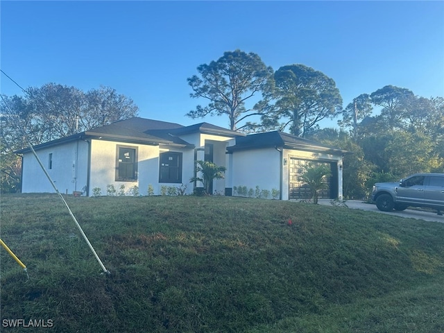 view of front facade featuring a front lawn and a garage