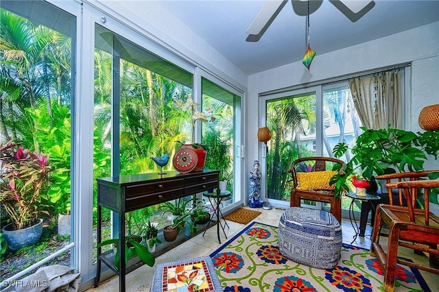 sunroom with ceiling fan