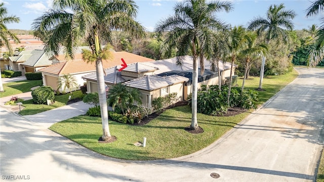 view of front of property featuring a front yard