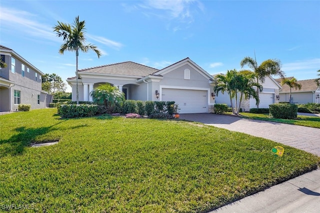 view of front facade featuring a garage and a front yard