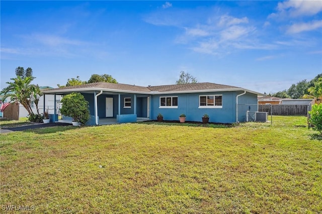 view of front of property featuring a front yard