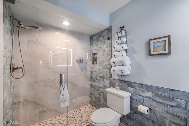 bathroom featuring toilet and tiled shower