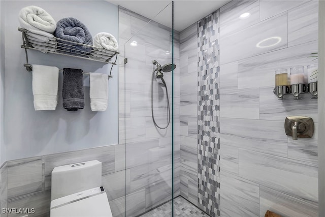 bathroom featuring a tile shower and tile walls