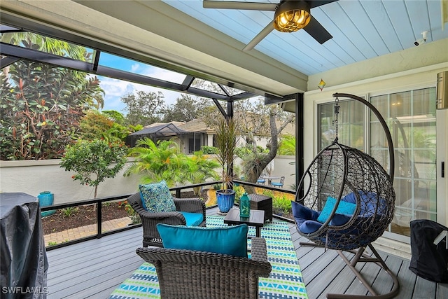 sunroom with ceiling fan