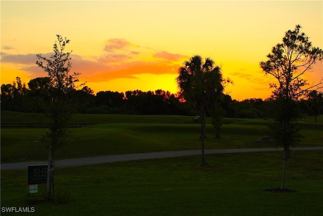 view of property's community featuring a lawn