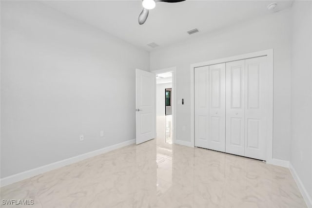 unfurnished bedroom with ceiling fan and a closet