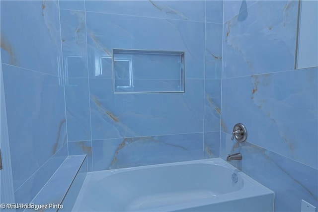 bathroom with tiled shower / bath combo