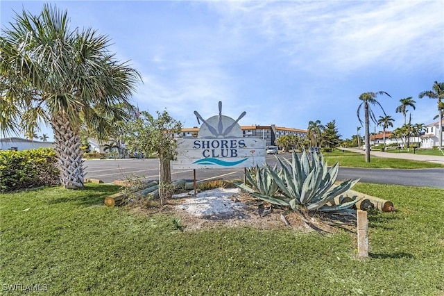 community sign featuring a yard