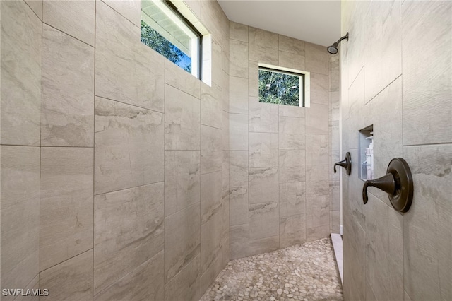 bathroom featuring tiled shower