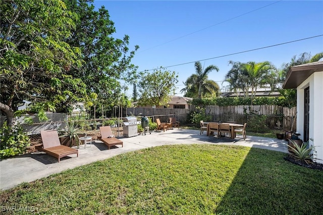 view of yard with a patio